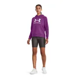 Buzo gris de felpa con capucha y logotipo grande de Under Armour en el frontal.