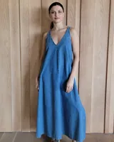 Vestido largo de jean azul con breteles finos y escote en V.