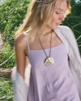 Collar con dije grande de bronce con forma de ostra y cordón de algodón ajustable color gris.