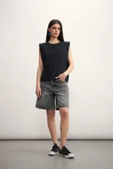 Bermuda de jean gris oscuro, corte recto y largo a la rodilla.