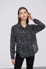 Camisa de manga larga negra con estampado de líneas blancas.