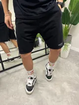Bermuda deportiva negra de algodón con logo estampado en la pierna.