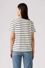 Remera de algodón color crudo con rayas horizontales azul marino, de corte recto y mangas cortas.