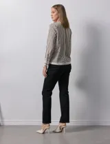Blusa de gasa estampada a rayas verticales blancas y negras, marca Sioni. Espalda con abertura y botón. Manga larga con puño y botón.