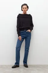 Sweater negro de tejido de punto con escote bardot y mangas largas.