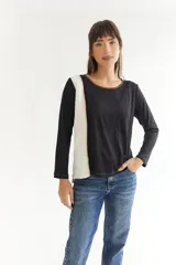 Remera de algodón color blanco con manga larga, corte irregular y franja lateral color beige.