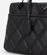 Bolso de hombro mediano color blanco con diseño acolchado en forma de rombos. Tiene asa de cadena plateada, cierre de cremallera y bolsillo frontal con botón a presión.
