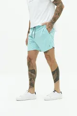 Short de baño liso color azul marino, con cintura elástica ajustable con cordón, dos bolsillos laterales, un bolsillo trasero y logo bordado.