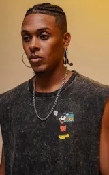 Musculosa negra con efecto nevado y estampado de Mickey Mouse escuchando música con un radiocasete. Corte oversize.