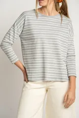 Sweater oversize gris con rayas horizontales blancas, de tejido suave y mangas largas.