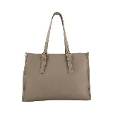 Cartera mediana tipo shopper color marrón, con doble asa de hombro y cierre superior. Incluye un dije colgante con forma de labios y logo de la marca en color fucsia.