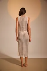 Vestido midi de acrílico color beige, tejido al crochet, con cuello redondo y tajo lateral.