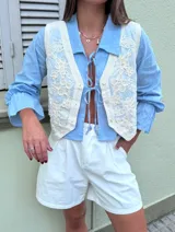 Short de gabardina color amarillo pálido, tiro alto, con pliegues frontales y bolsillos laterales.