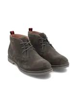 Botín de hombre Hush Puppies modelo New Safari, color marrón, confeccionado en cuero gamuzado con cordones y suela de goma.