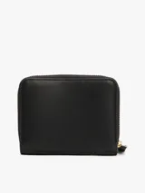 Billetera Tommy Hilfiger negra con cierre de cremallera y logo TH dorado en el frente. Cuenta con múltiples ranuras interiores para tarjetas y compartimento para billetes.