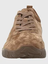 Zapato de hombre color marrón de cuero gamuzado, con cordones y suela de goma.