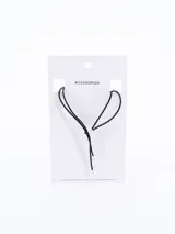 Gargantilla choker de cordón negro con dos perlas blancas en los extremos.