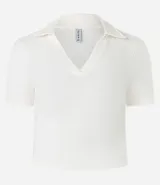 Blusa color blanco con cuello polo y escote en V, de manga corta y corte ajustado.