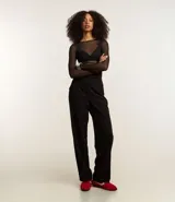 Pantalón negro de vestir, corte recto, con bolsillos laterales y frisos delanteros.