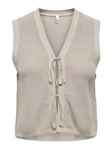 Chaleco tejido color beige, sin mangas, con escote en V y lazo para anudar. Confeccionado en punto plano.
