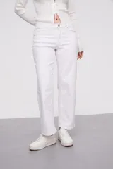 Pantalón blanco de corte recto, confeccionado en denim ligero.