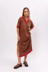 Vestido midi tejido de punto color marrón con cuello polo y detalles en rojo.