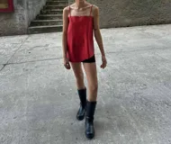 Top rojo vibrante de tirantes finos y escote cuadrado, de corte recto y holgado.