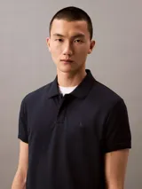 Chomba de piqué de algodón color azul marino, corte regular, con cuello clásico y tapeta de dos botones. Logo de la marca bordado en el pecho.