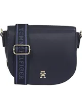 Cartera saddle Tommy Hilfiger color azul marino, con correa bandolera de tela con el logo de la marca en azul y blanco. Tiene cierre de solapa con broche magnético y el logo de la marca en dorado en el frente.