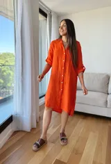 Sandalias bajas de cuero color marrón con doble tira ancha, una lisa y otra charolada.