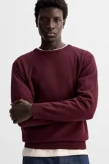 Jersey de hombre color beige, de cashmere, corte regular, cuello redondo y manga larga.