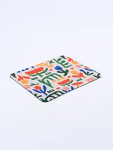 Mousepad rectangular con base de goma negra y superficie de tela estampada con diseño floral abstracto multicolor.