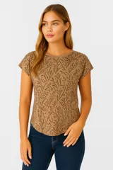 Remera marrón con estampado de ramas, corte holgado y mangas cortas.