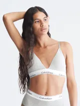 Brasier triangular Calvin Klein Modern Cotton color gris, con copas sin costuras con relleno, tirantes finos ajustables y banda inferior elástica con logo distintivo de la marca.