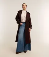 Pantalón pantalona de jeans con cintura alta, bolsillos delanteros y traseros, corte amplio y trabillas en la cintura.