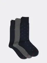 Pack de tres pares de medias Tommy Hilfiger, con un par liso azul marino, un par liso gris y un par azul marino con logos bordados.