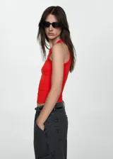 Musculosa blanca de algodón con cuello redondo y tejido de canalé.