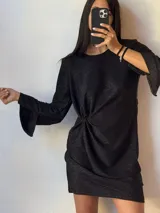 Minivestido negro brillante con mangas largas y nudo en la cintura.