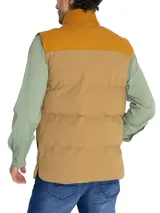 Chaleco inflable color marrón claro con cuello alto y cierre frontal con cremallera. Tiene dos bolsillos laterales y un bolsillo en el pecho con cierre.