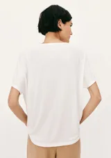 Blusa blanca de manga corta y cuello redondo.