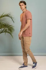 Pantalón cargo azul marino de corte recto con múltiples bolsillos y cierre de botón y cremallera.