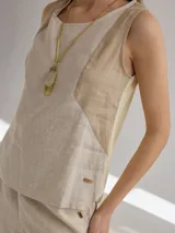 Musculosa beige de lino con paneles laterales en tono más claro.