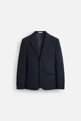 Blazer slim fit azul marino confeccionada en tejido con 17% de lana. Cuello con solapas de muesca, manga larga acabada en puño con detalle de botones, bolsillo de vivo en pecho y de solapa en cadera, detalle bolsillo interior, bajo con aberturas en espalda y cierre frontal con botones.