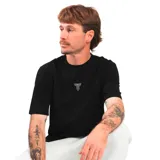 Remera negra de corte clásico con logo minimalista en el pecho.
