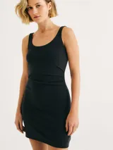 Vestido sin mangas color amarillo pálido, de corte ajustado y largo mini.