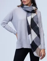 Pashmina estampada a cuadros colorblock en tonos de negro, gris, blanco y marrón claro.