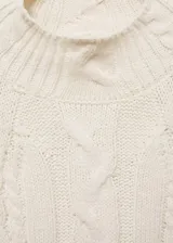 Sweater color crema de punto trenzado con cuello Perkins y mangas largas con puños elásticos.