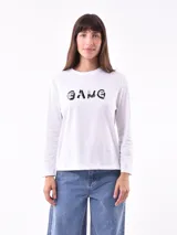 Remera blanca de manga larga con estampa rectangular dorada con diseño animal print y texto 'Fearless, fierce & fabulous'.