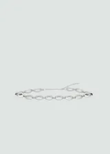 Cinturón plateado de cadena con eslabones ovalados.