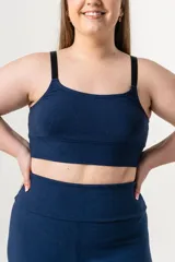 Top deportivo básico de algodón elastizado con breteles ajustables y faja ancha de doble tela.